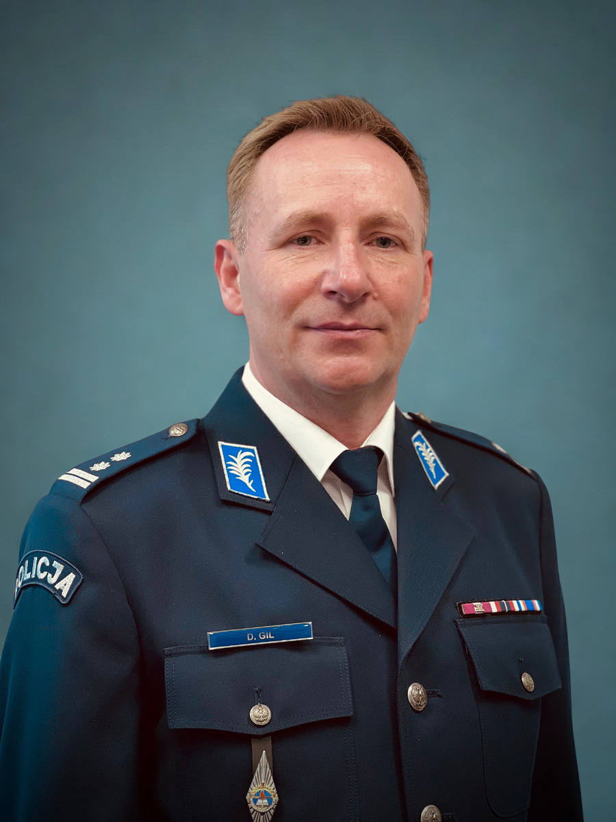 na zdjęciu Komendant Gil